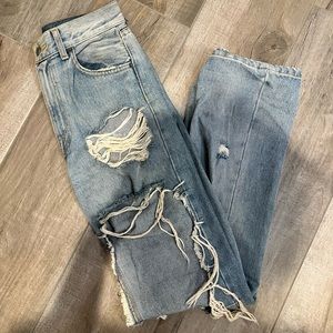 DISTRESSED CARMAR JEANS